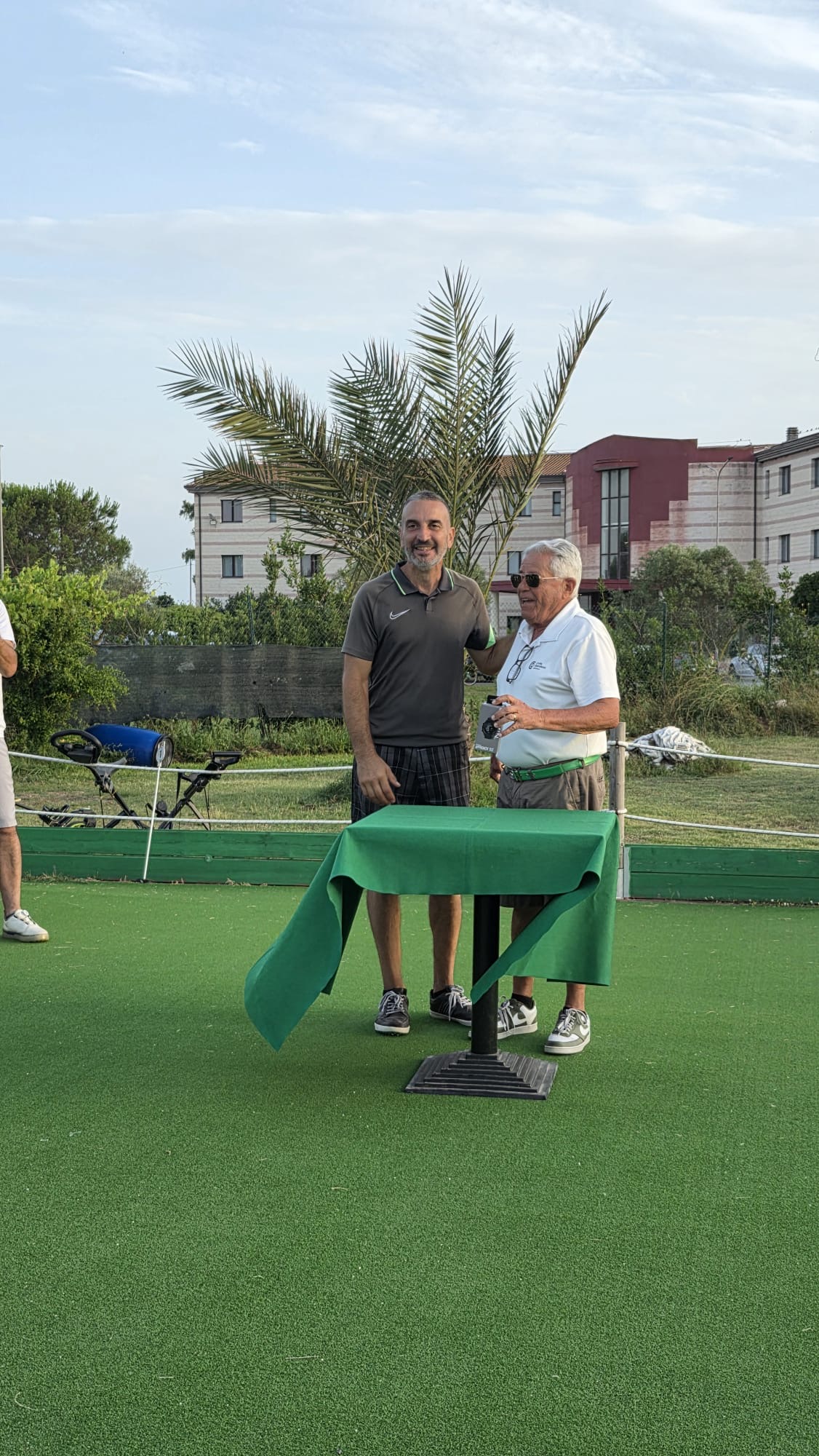 Antonello Peddis premiato da Tonino Garau dopo il Torneo del Club 2026